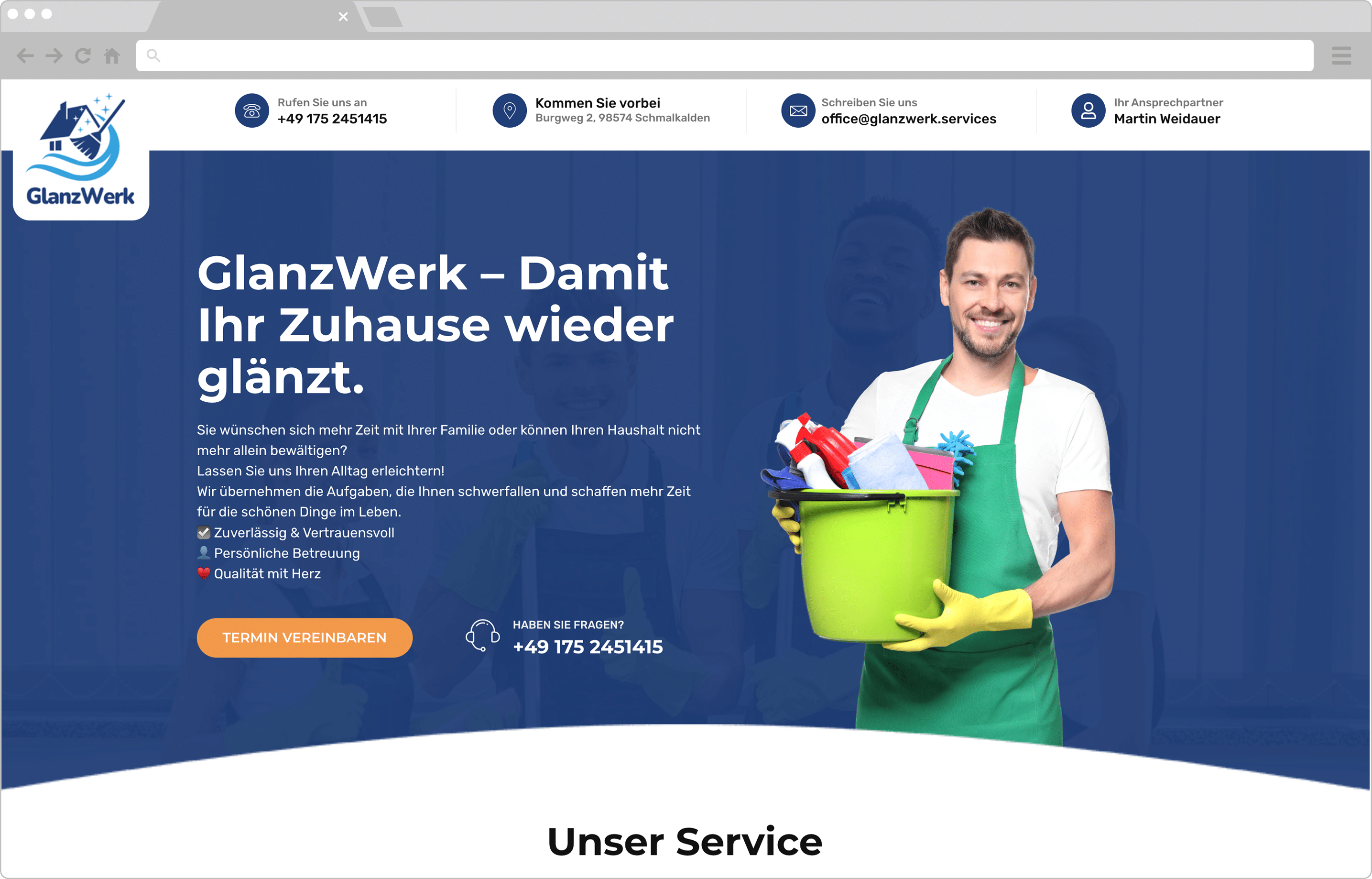 Ein lächelnder Mann in weißem Hemd und grüner Schürze hält einen Eimer mit Reinigungsmitteln, der auf einer mit WordPress betriebenen Website für Reinigungsdienste zu sehen ist, auf der Unternehmensinformationen, Hosting-Details und Kontaktinformationen angegeben sind. solid creation